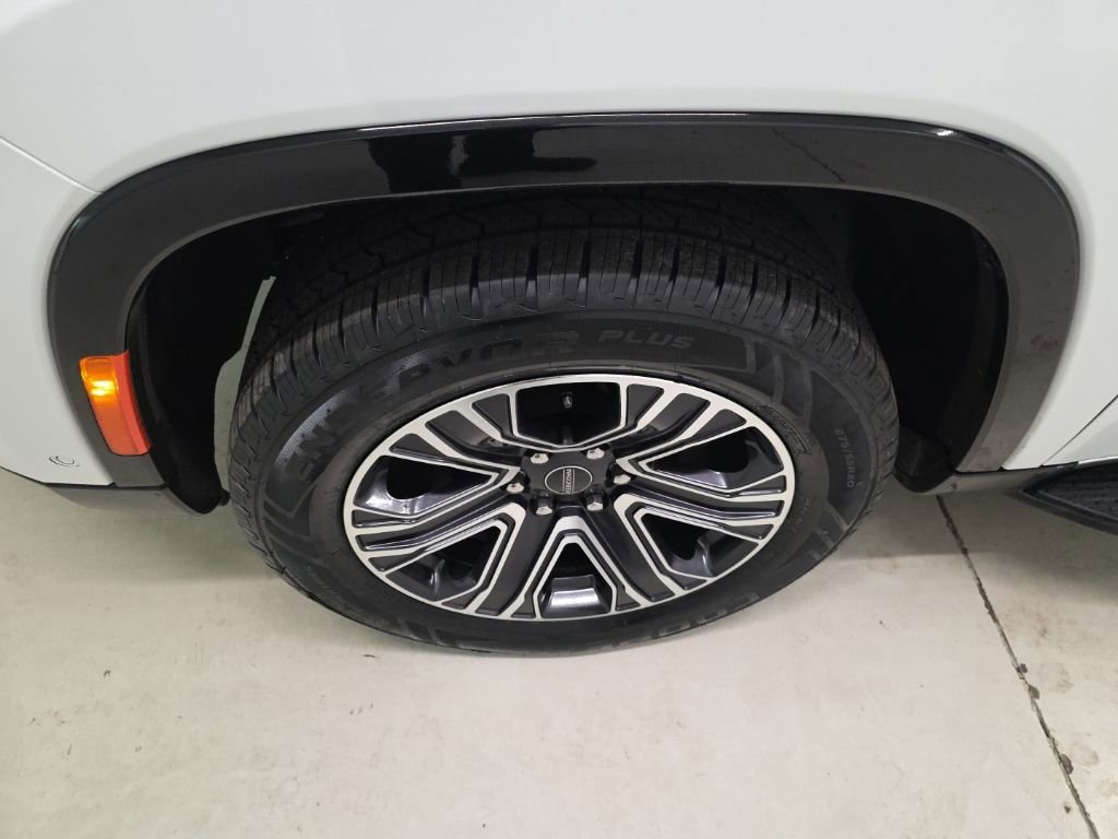 Used 2025 Jeep Wagoneer L 4WD image 2