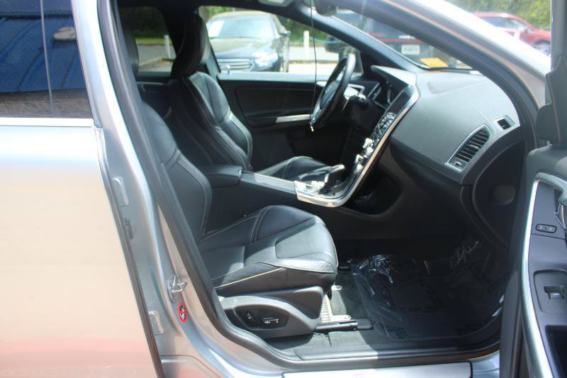 Used 2017 Volvo XC60 T6 R-Design w/ Protection Package AWD/4WD image 6