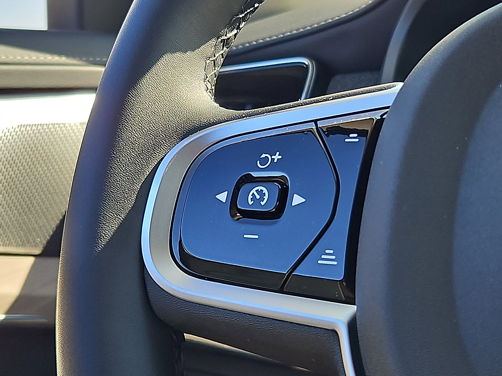 New 2026 Volvo XC90 B6 Plus w/ Protection Package Premier image 18