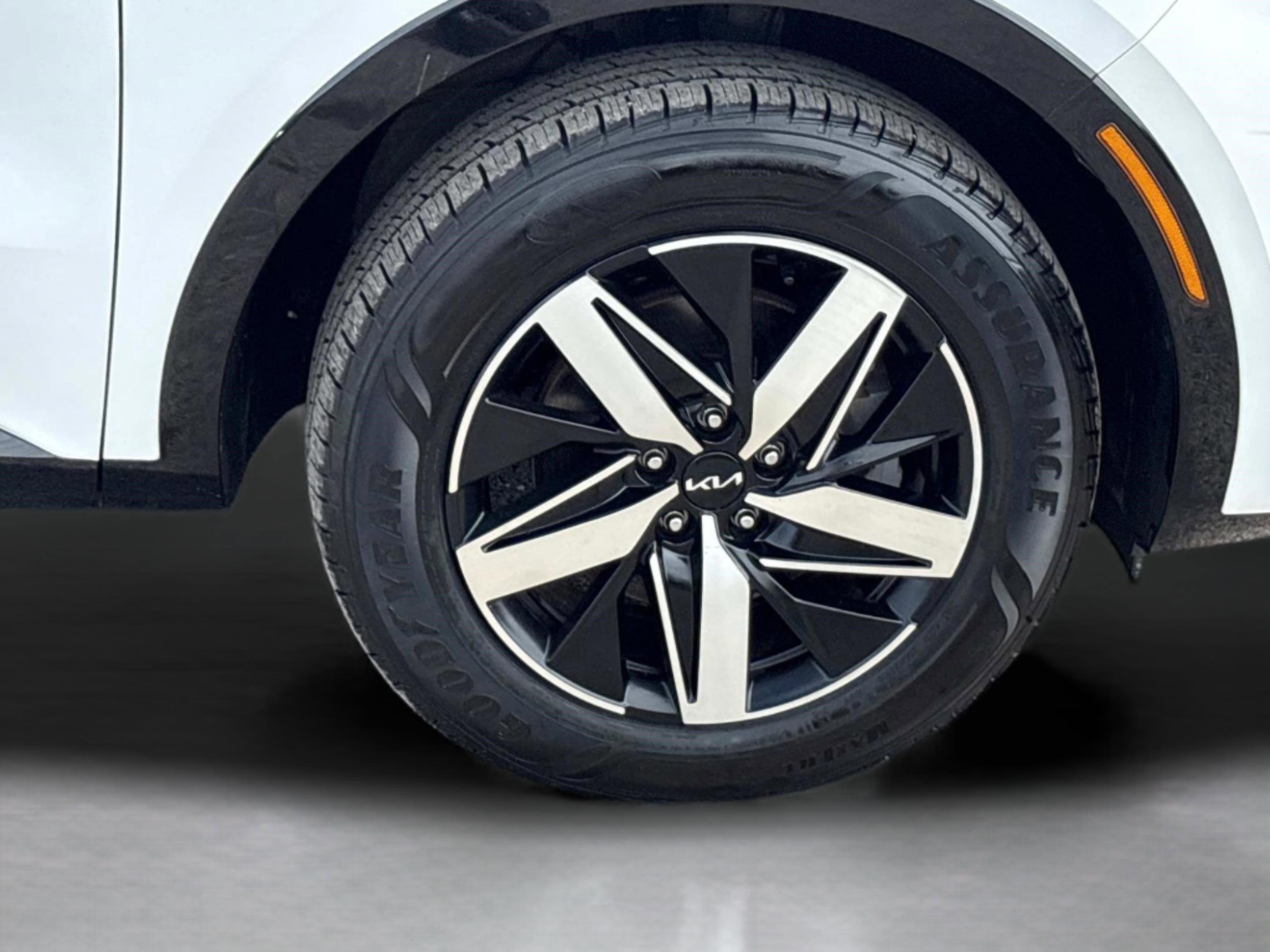 Used 2022 Kia Sorento EX w/ Panoramic Sunroof Package image 9