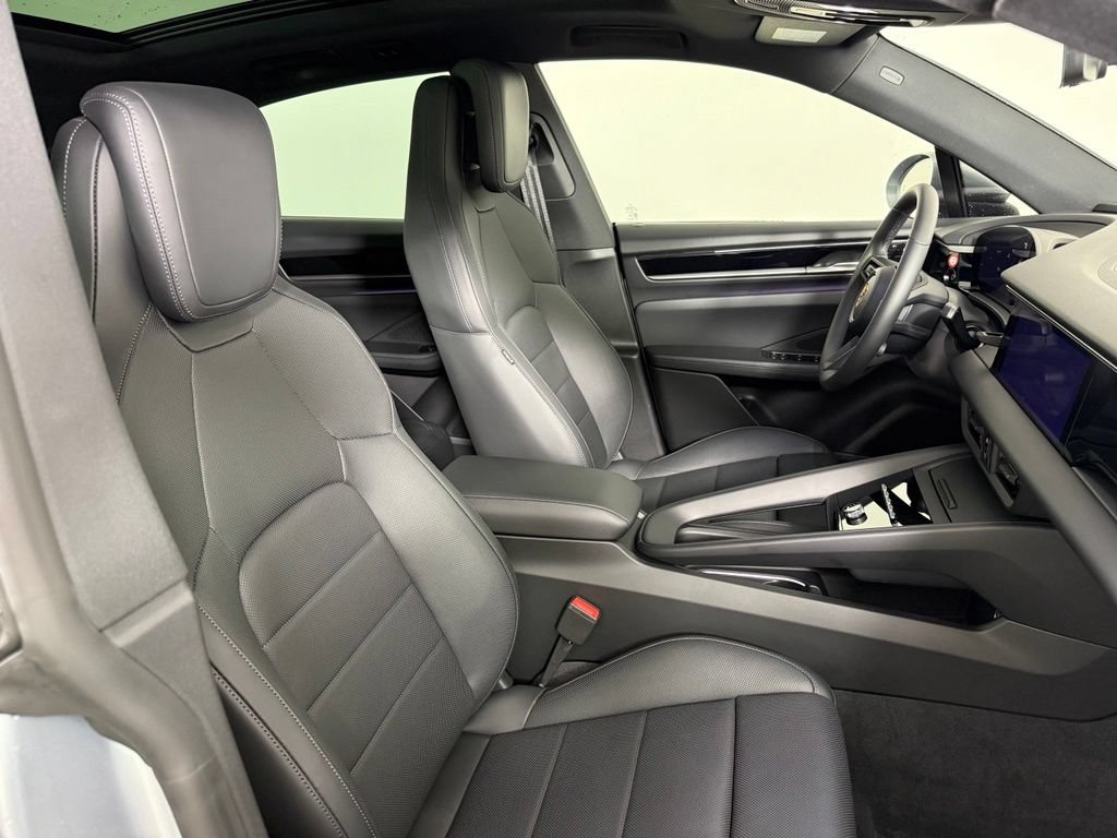 Certified 2025 Porsche Macan 4S Electric AWD/4WD image 16