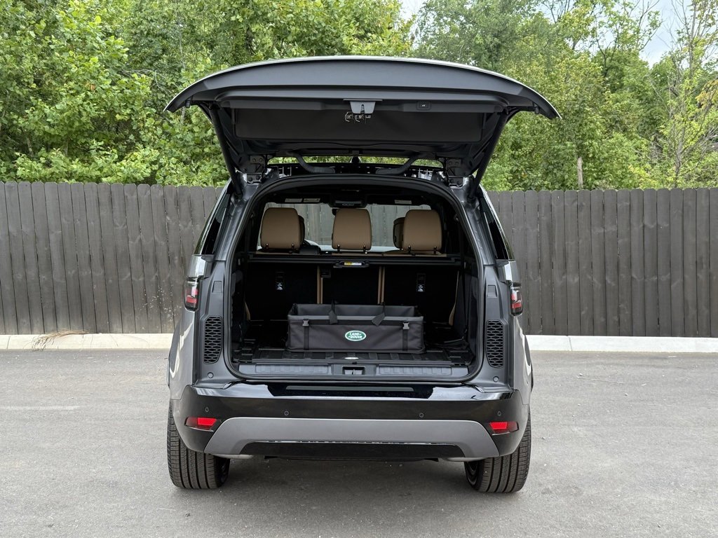 New 2025 Land Rover Discovery Dynamic SE image 5