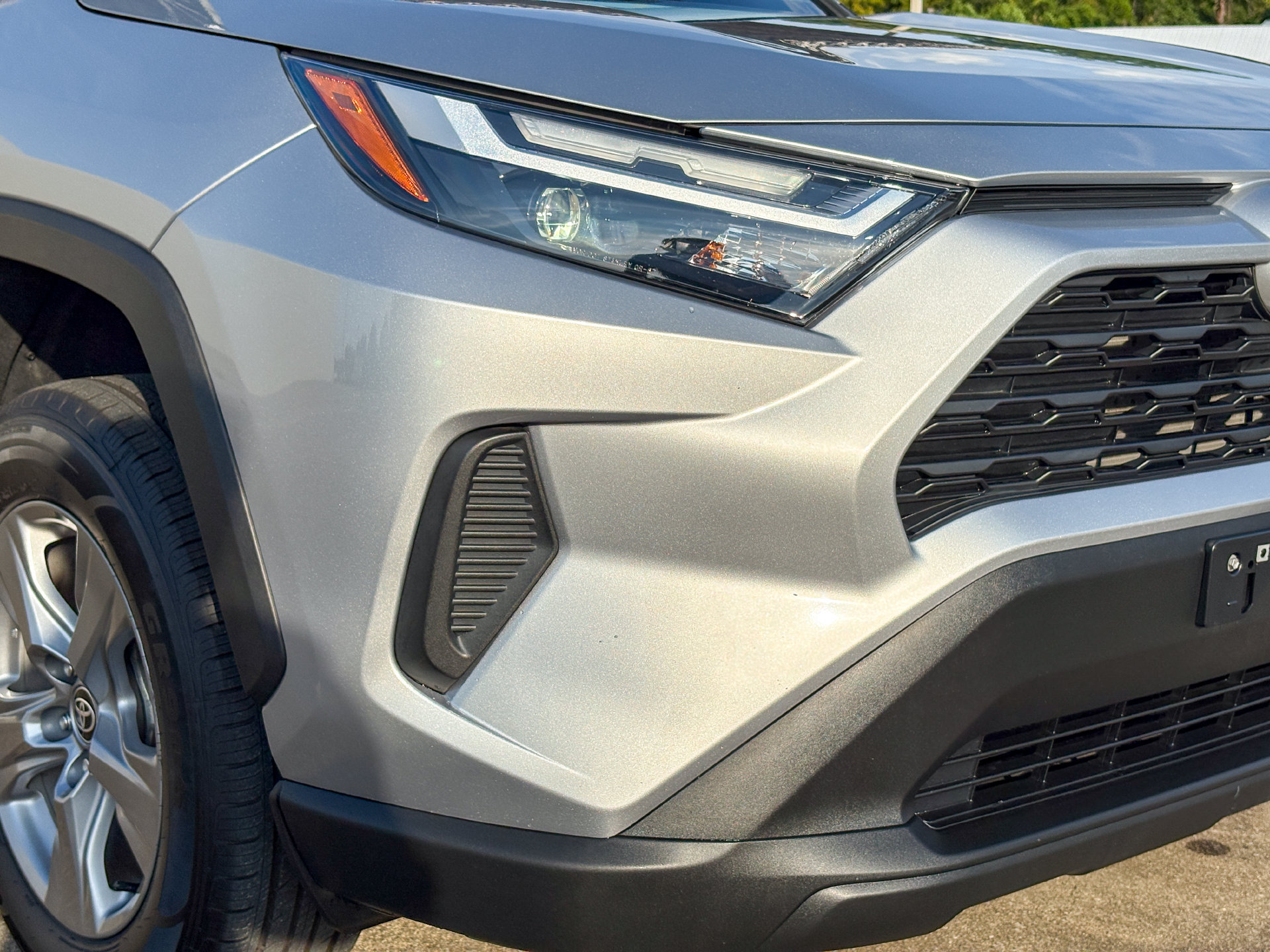 Used 2022 Toyota RAV4 XLE w/ Convenience Package AWD/4WD image 3