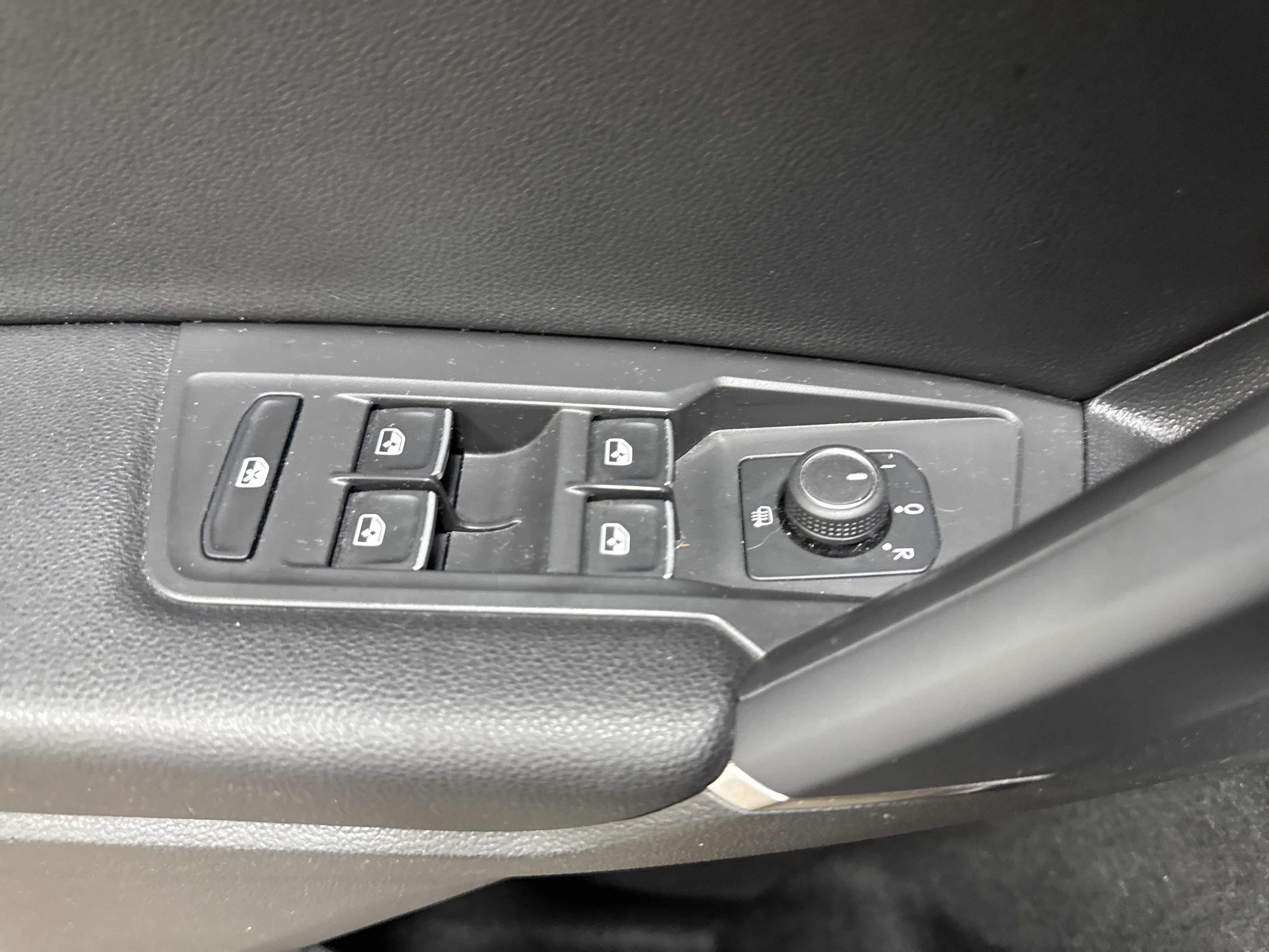 Used 2020 Volkswagen Tiguan SE w/ Panoramic Sunroof Package image 26