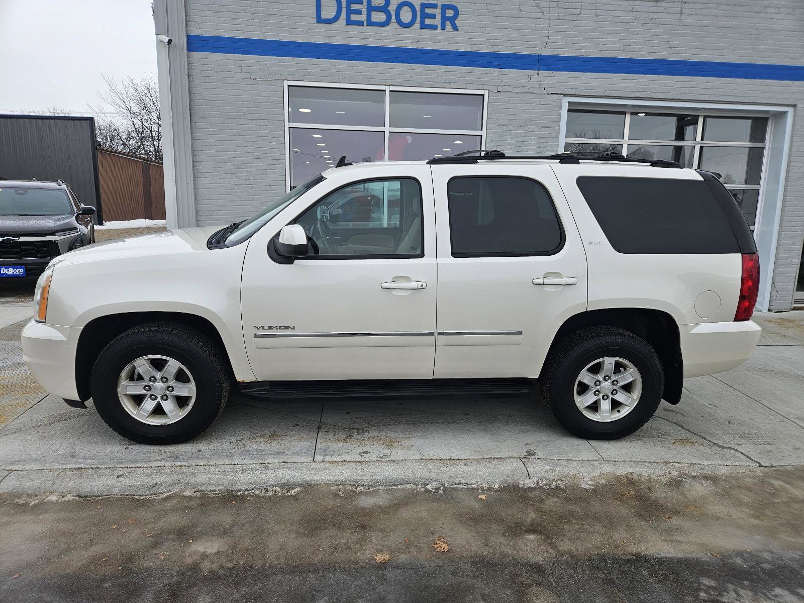 Used 2011 GMC Yukon SLT w/ SLT-2 Equipment Package image 2