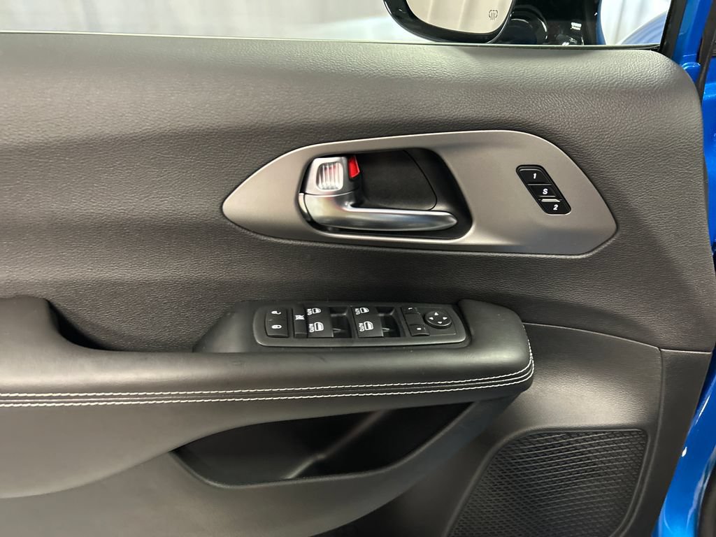 New 2027 Chrysler Pacifica Select FWD image 12