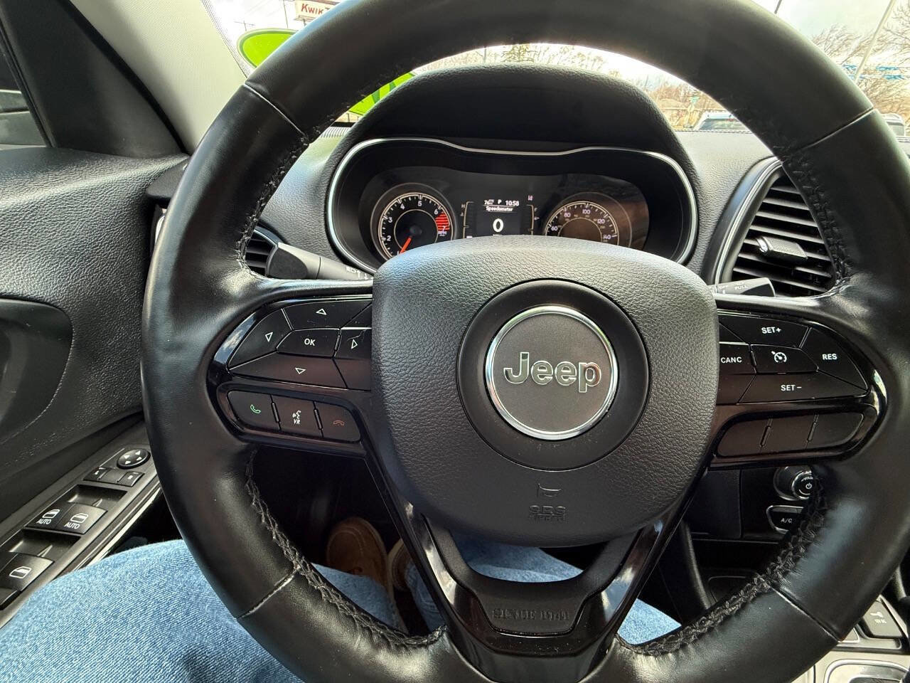 Used 2021 Jeep Cherokee Latitude Plus AWD/4WD image 18