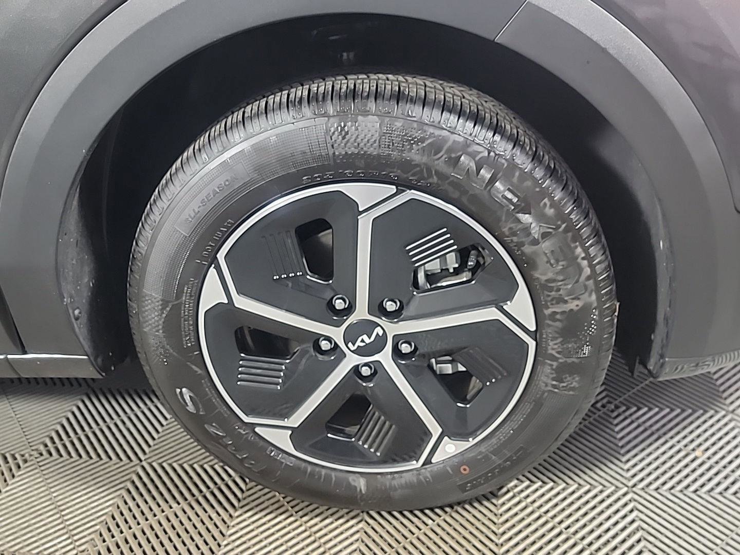 Used 2025 Kia Niro EX image 3