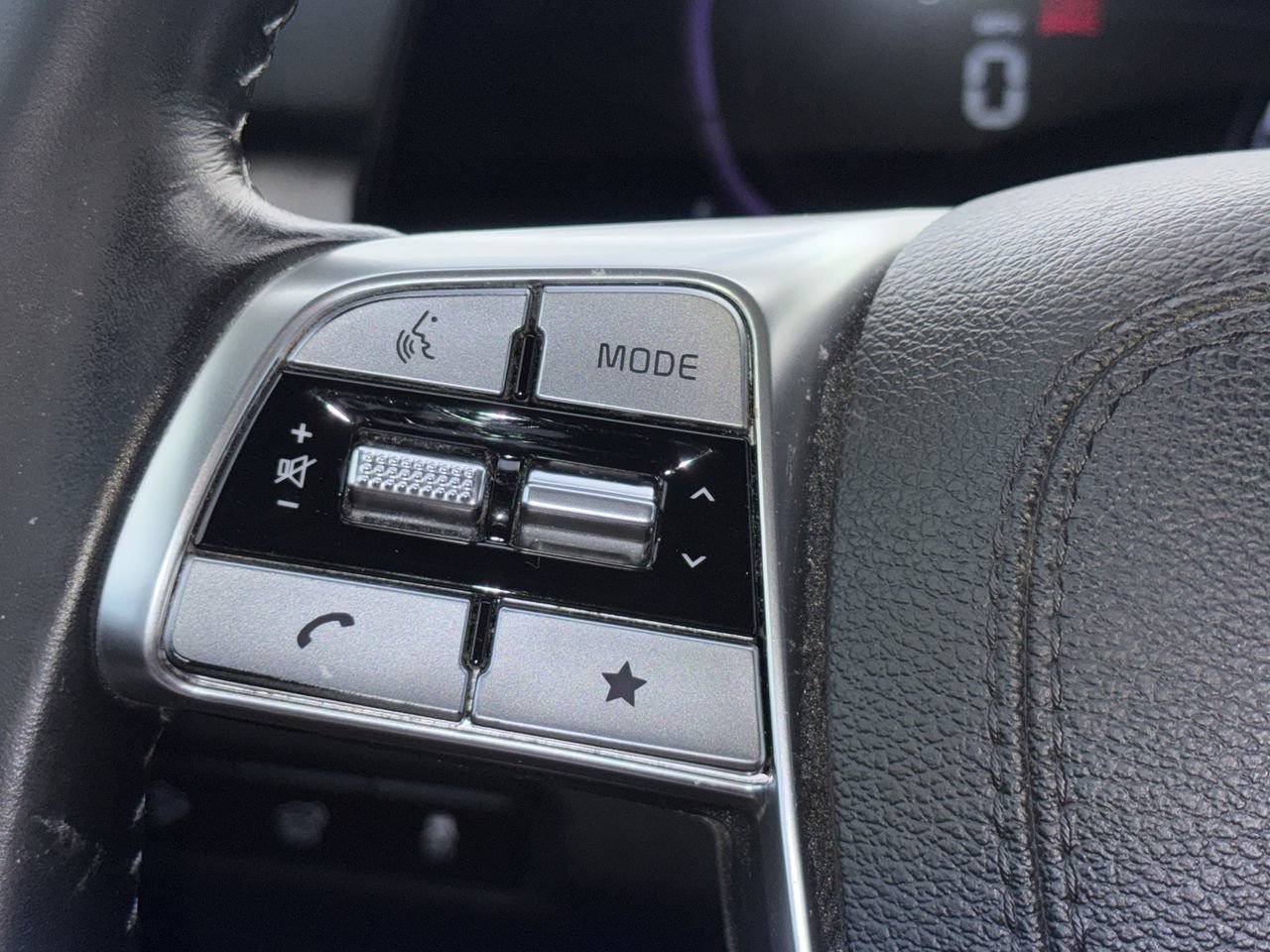 Used 2024 Kia Telluride EX w/ EX Captain's Chair Package FWD image 13
