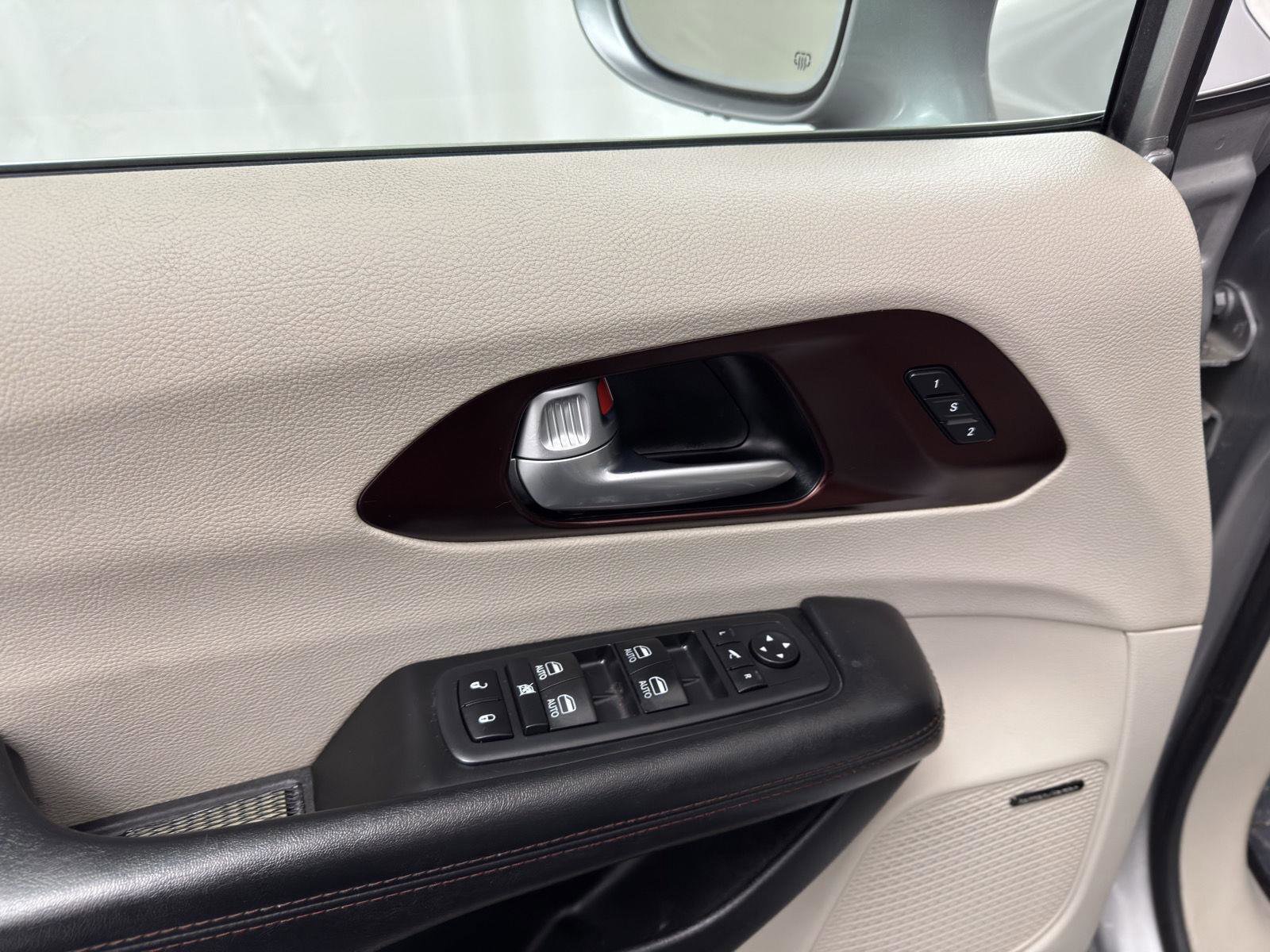 Used 2017 Chrysler Pacifica Limited image 18