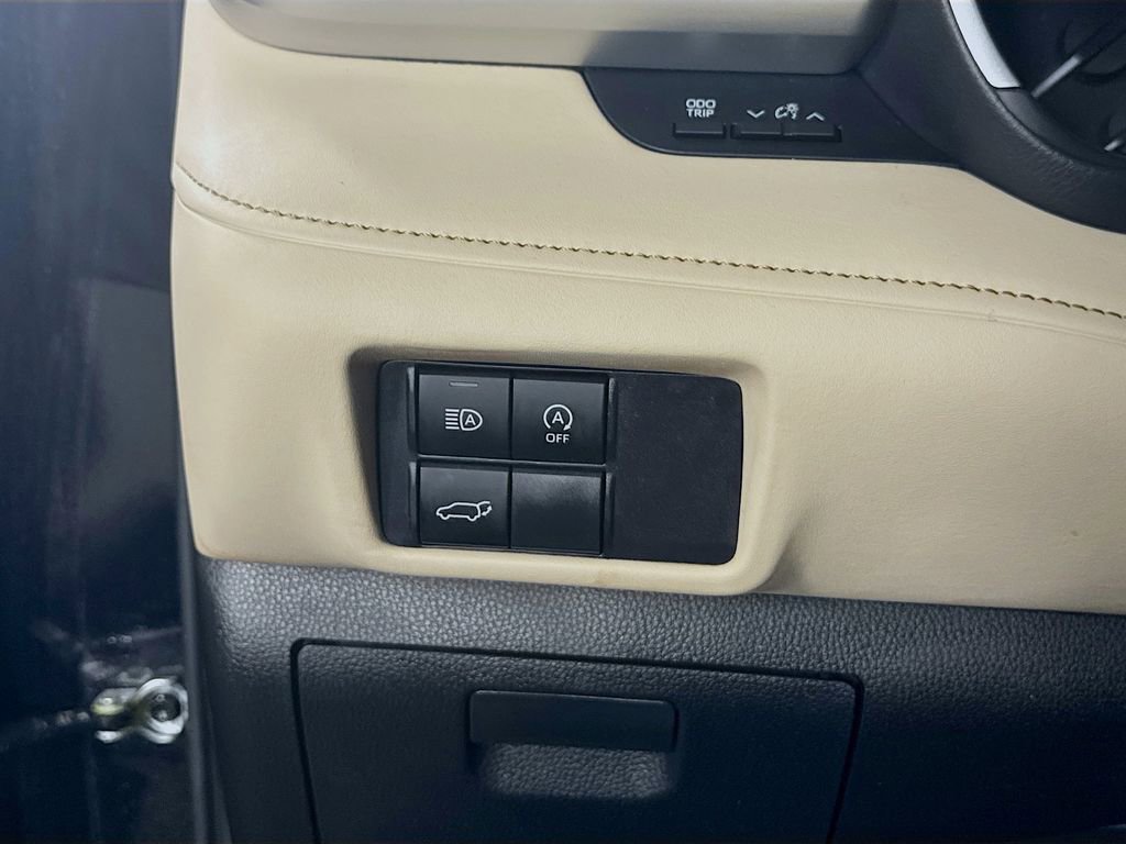 Certified 2024 Toyota Highlander XLE image 12