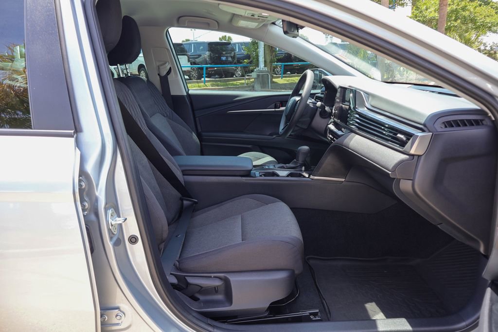 Used 2025 Toyota Camry LE w/ Convenience Package FWD image 9
