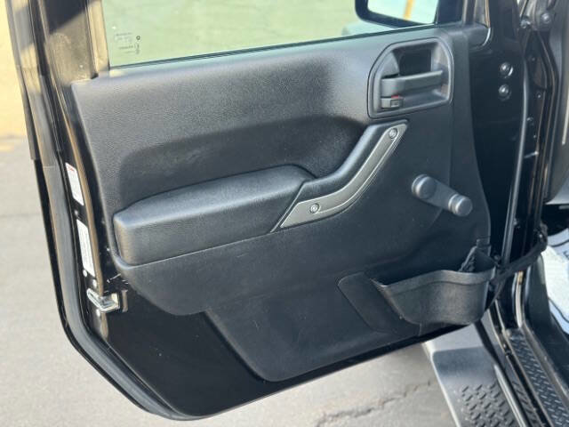 Used 2014 Jeep Wrangler Unlimited Sport w/ Max Tow Package AWD/4WD image 12