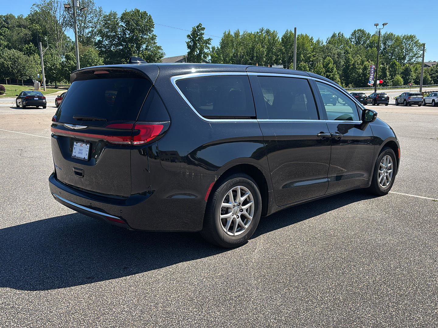 Used 2024 Chrysler Pacifica Touring-L FWD image 3