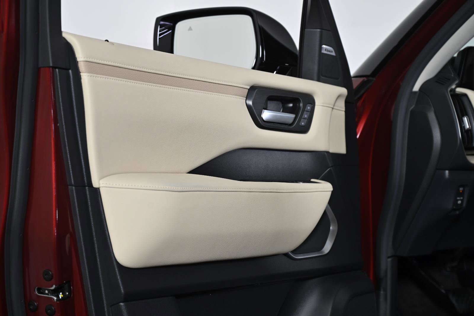 Used 2025 Nissan Armada Platinum image 37