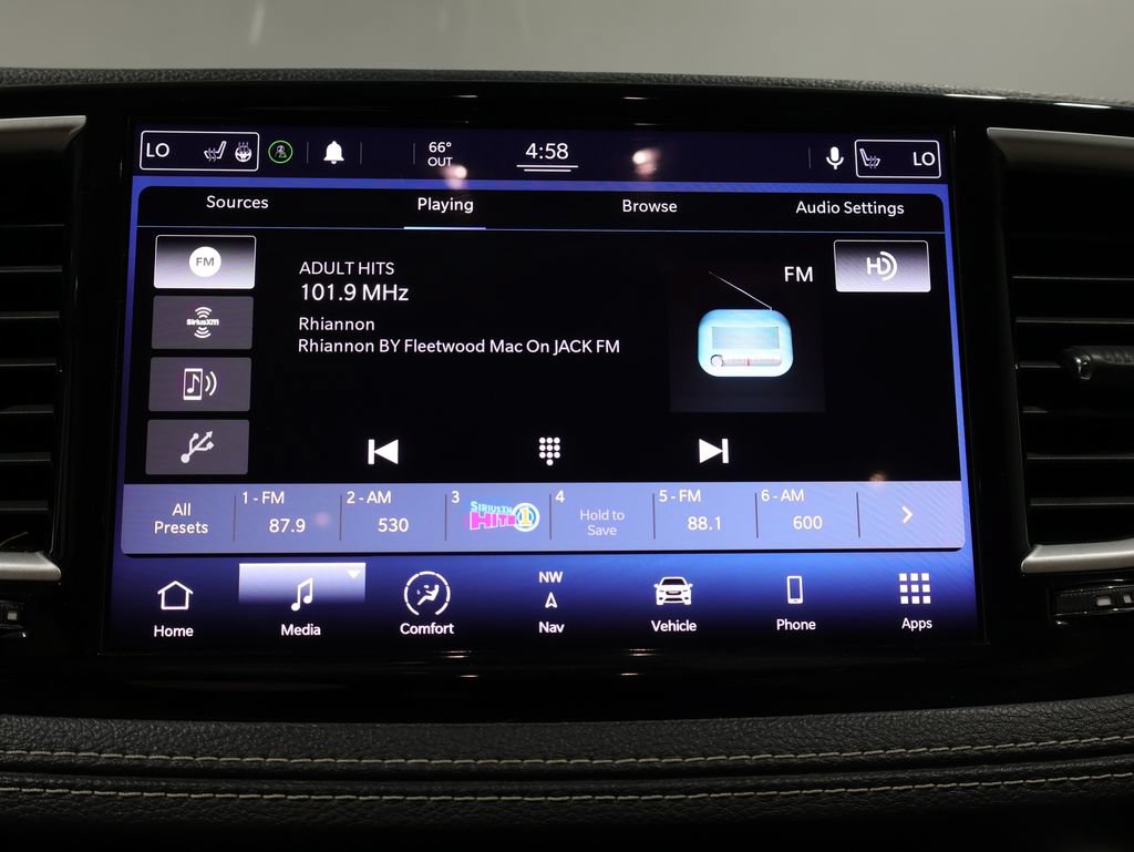 Used 2021 Chrysler Pacifica Touring-L FWD image 8