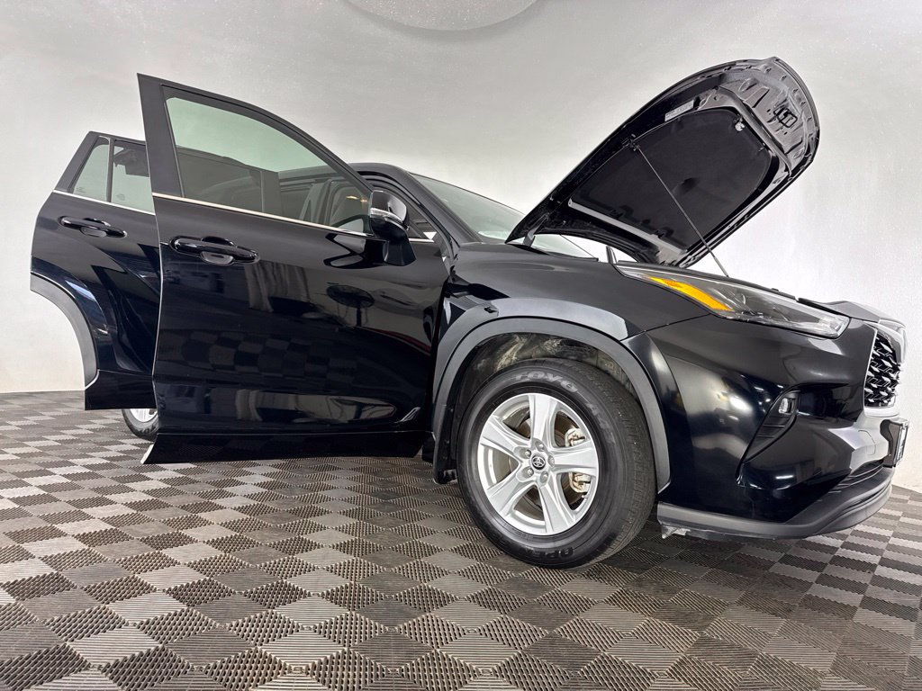 Used 2024 Toyota Highlander LE AWD/4WD image 20
