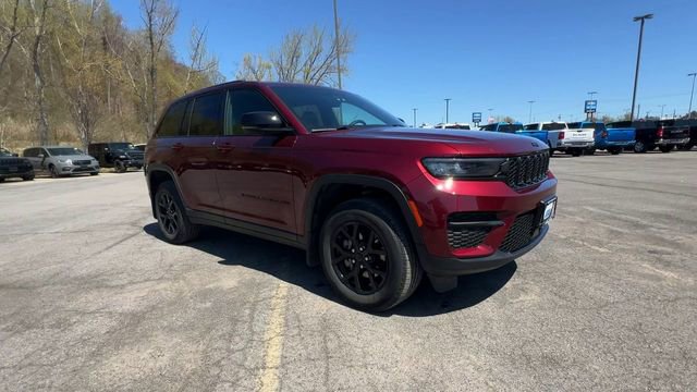 Used 2025 Jeep Grand Cherokee Altitude AWD/4WD image 2