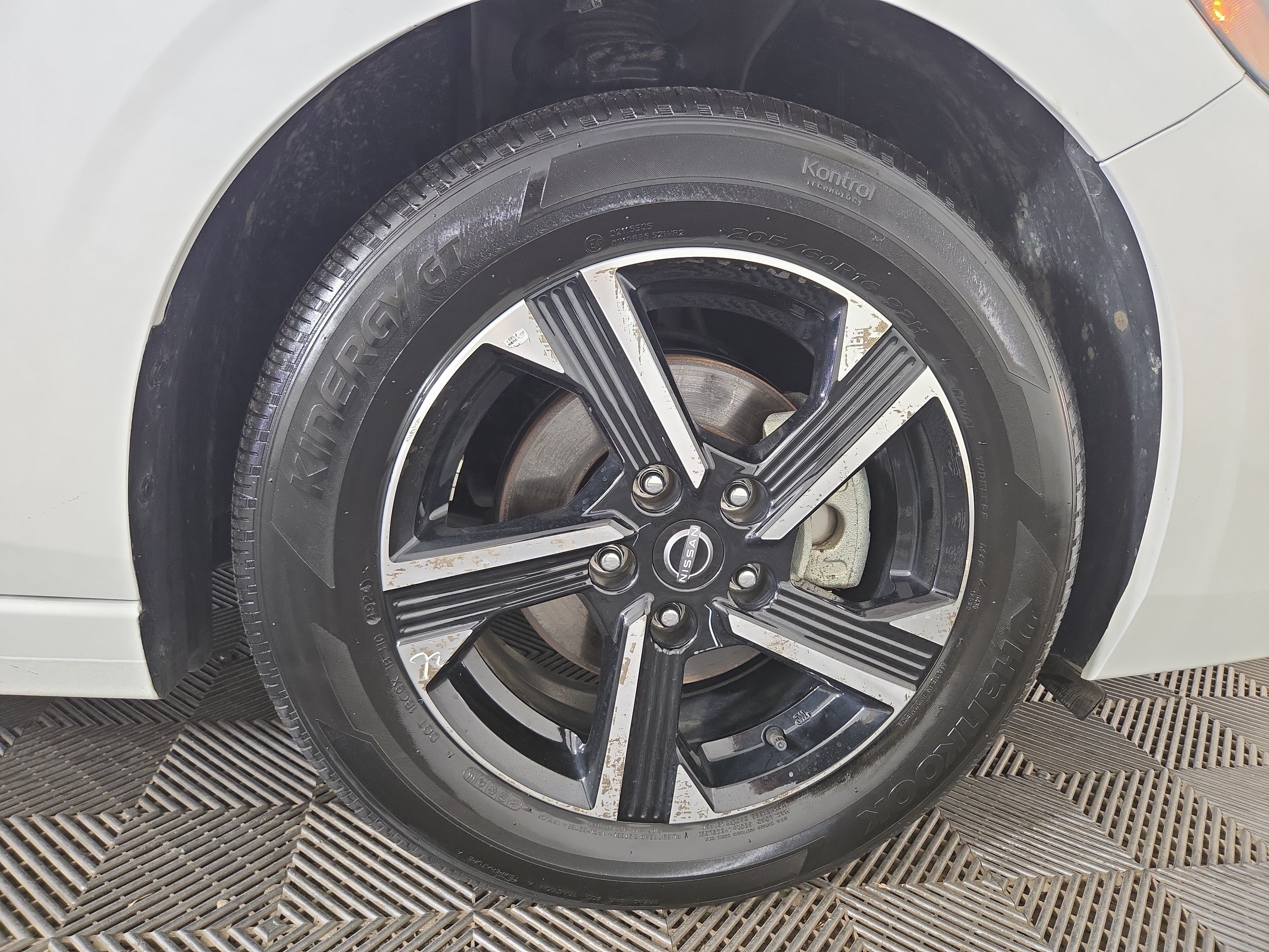 Used 2025 Nissan Sentra SV FWD image 31
