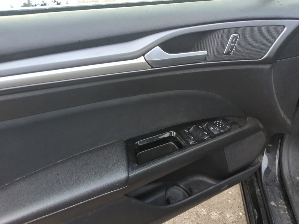 Used 2016 Ford Fusion SE image 9