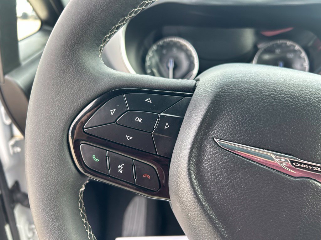 Used 2025 Chrysler Pacifica Limited FWD image 20