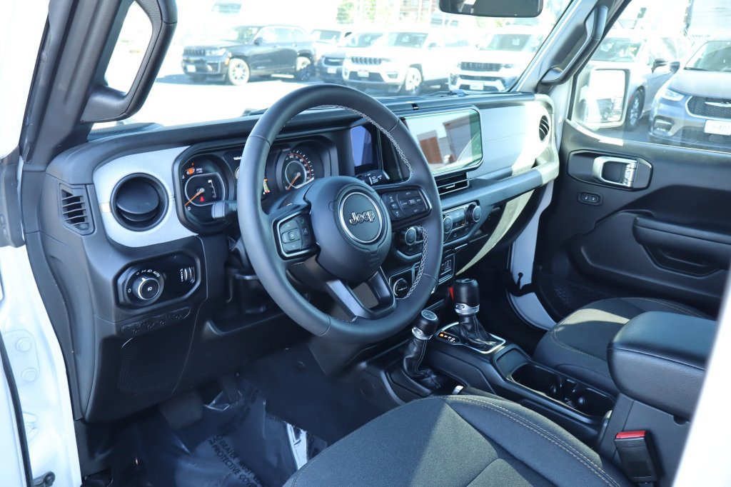 Used 2025 Jeep Wrangler Unlimited Sport AWD/4WD image 17