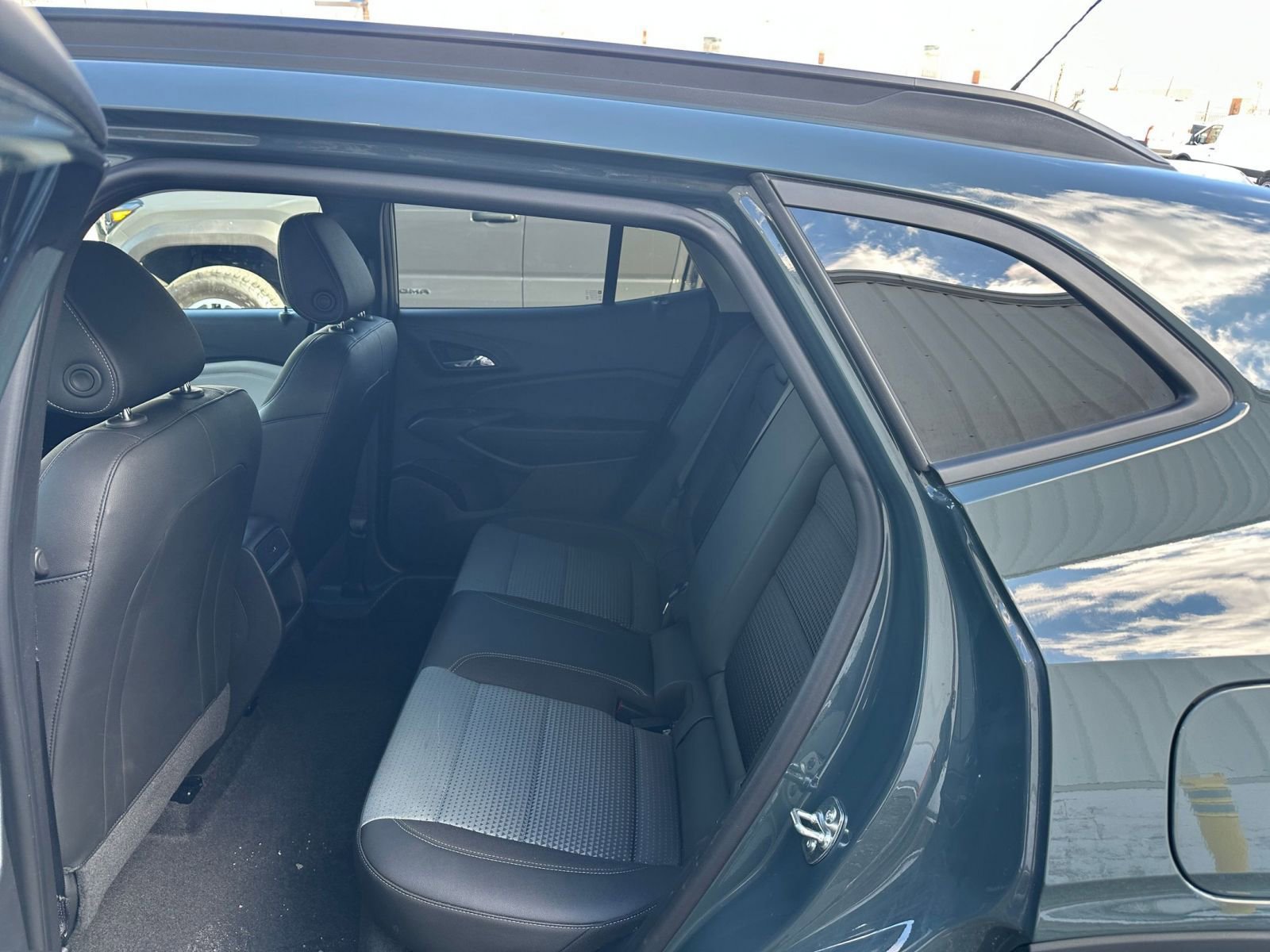 Used 2025 Chevrolet Trax LT w/ LT Convenience Package image 23