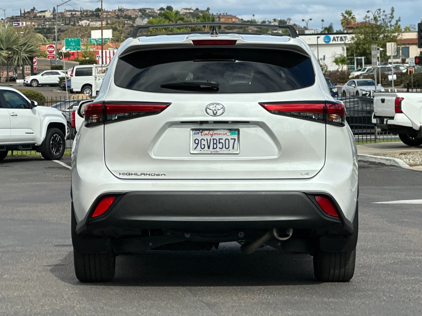 Used 2023 Toyota Highlander LE FWD image 4