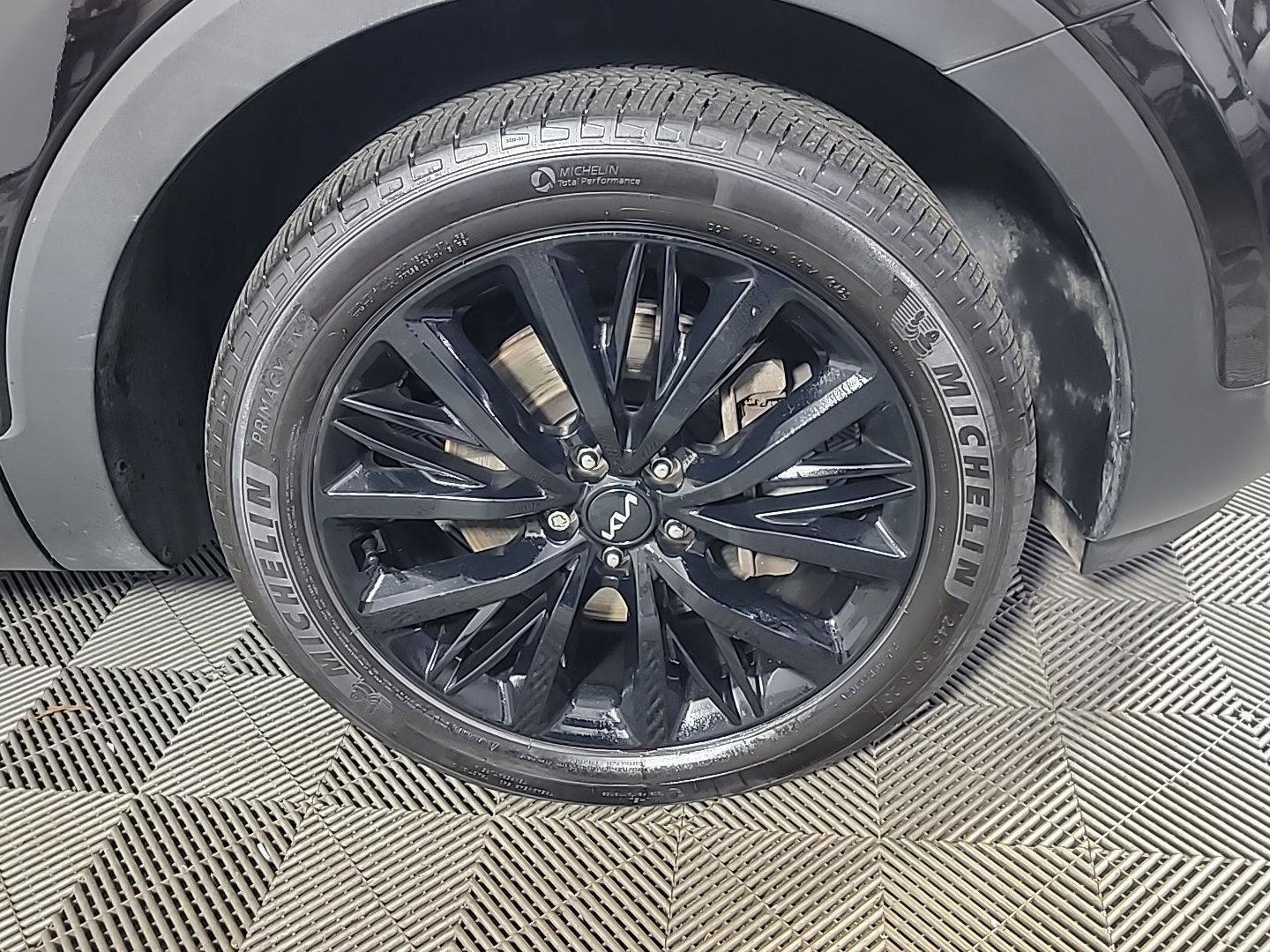 Used 2022 Kia Telluride SX w/ SX Prestige Package image 3