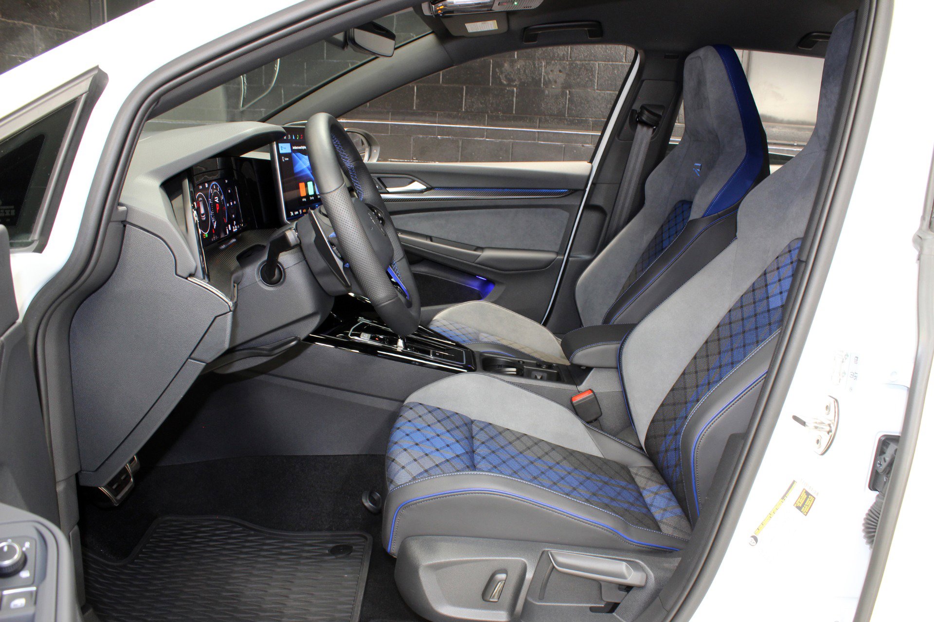 Used 2025 Volkswagen Golf R Black Edition w/ Euro Stye Package image 39