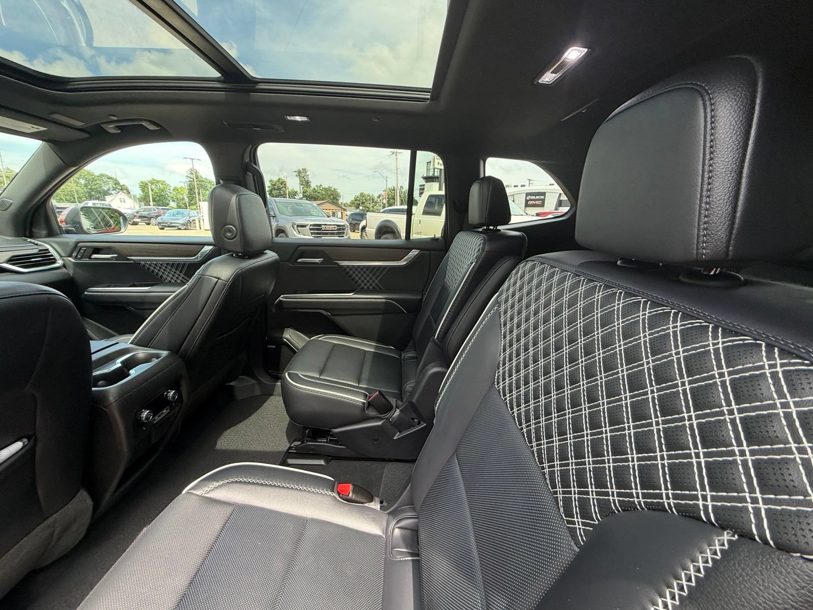Used 2025 GMC Acadia Denali AWD/4WD image 5