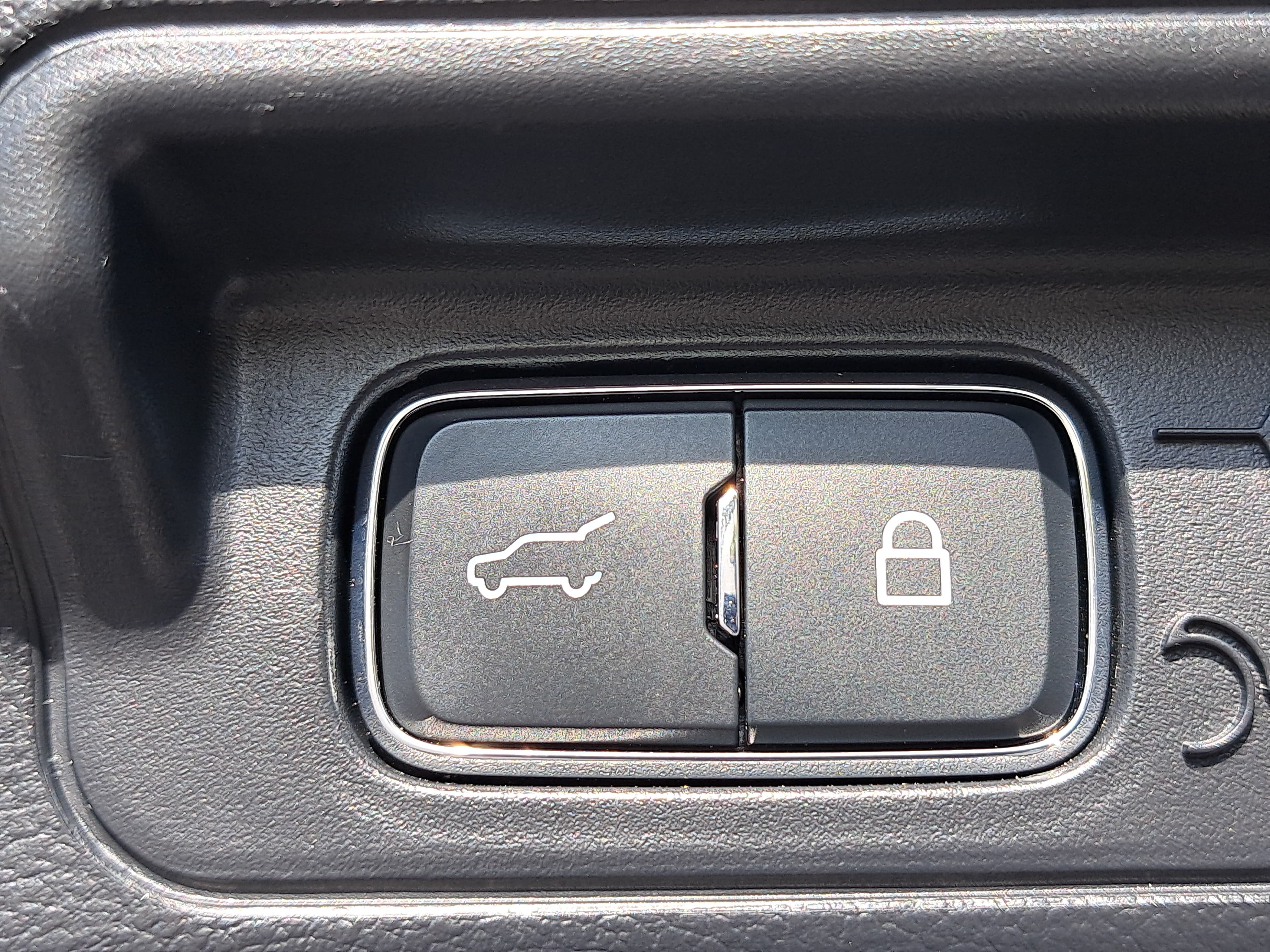 Used 2025 Ford Explorer Active AWD/4WD image 14