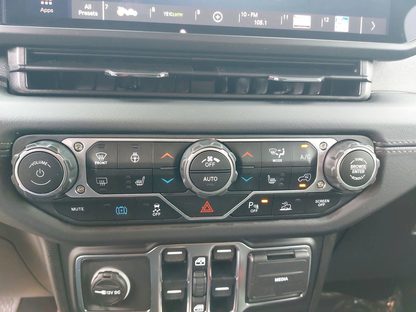 Used 2025 Jeep Wrangler Unlimited Sahara w/ Safety Group AWD/4WD image 22