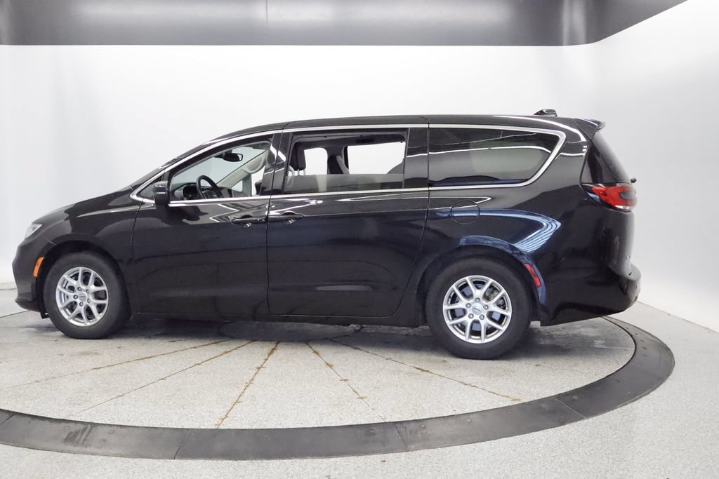 Certified 2023 Chrysler Pacifica Touring-L FWD image 2