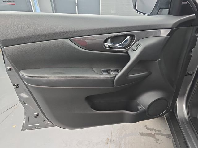 Used 2020 Nissan Rogue SV image 25