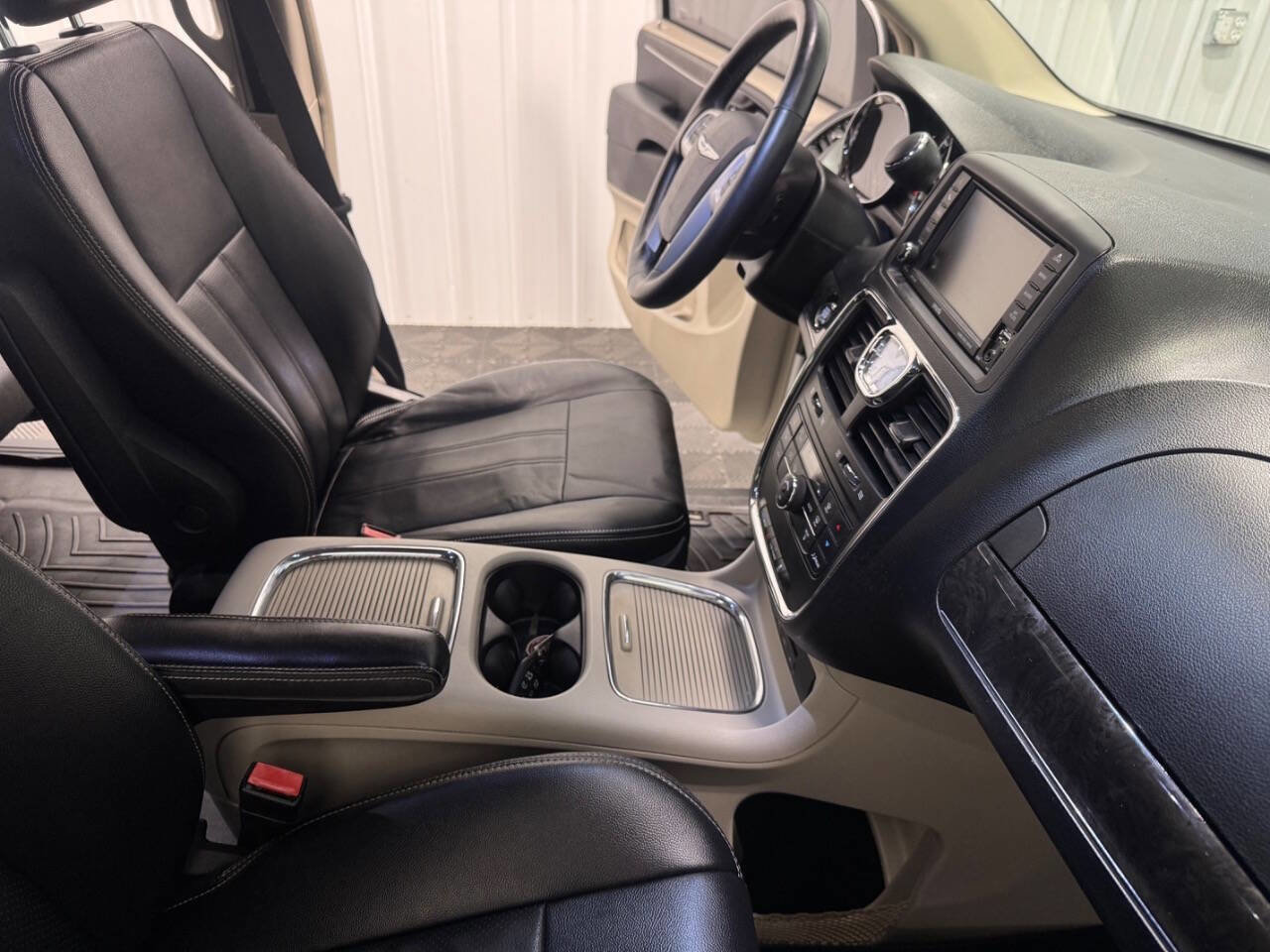 Used 2015 Chrysler Town & Country Touring-L w/ Driver Convenience Group image 25