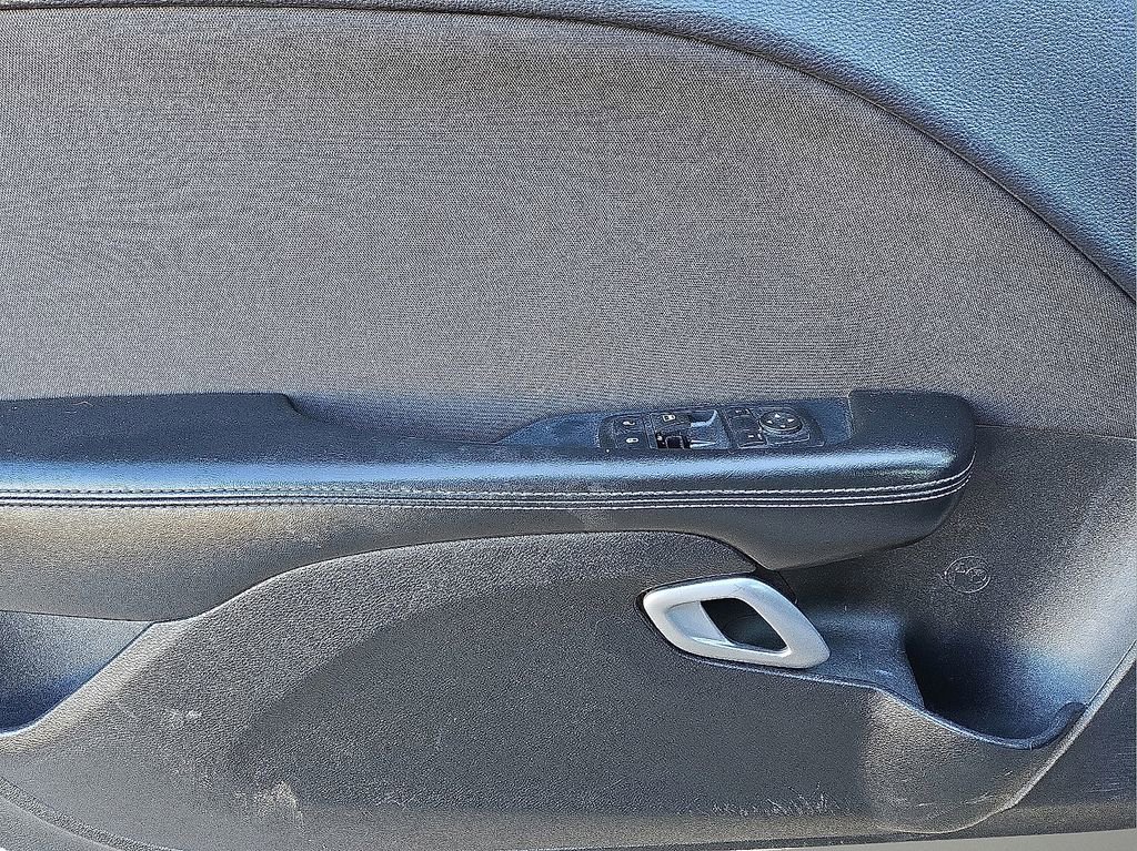 Used 2015 Dodge Challenger SXT image 17
