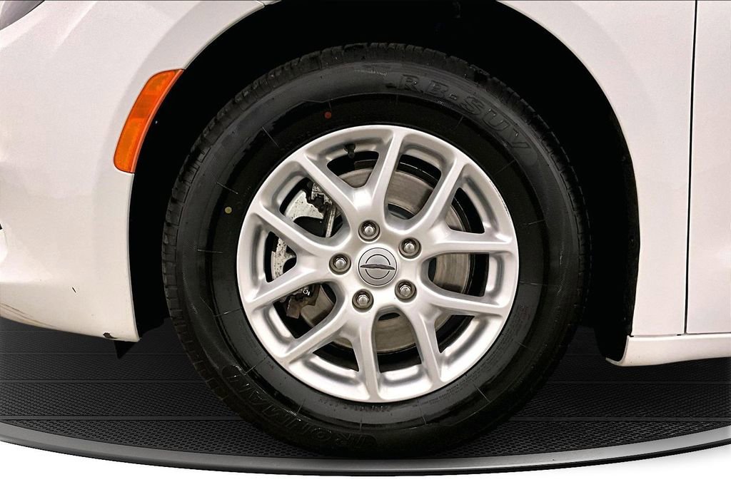 Used 2023 Chrysler Voyager LX image 33