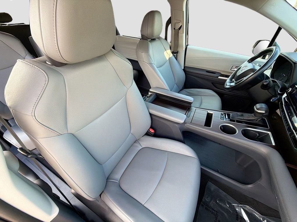 Used 2023 Toyota Sienna XLE image 14