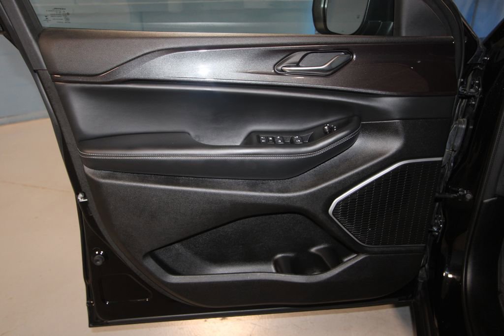 Used 2022 Jeep Grand Cherokee Laredo w/ Luxury Tech Group I image 5