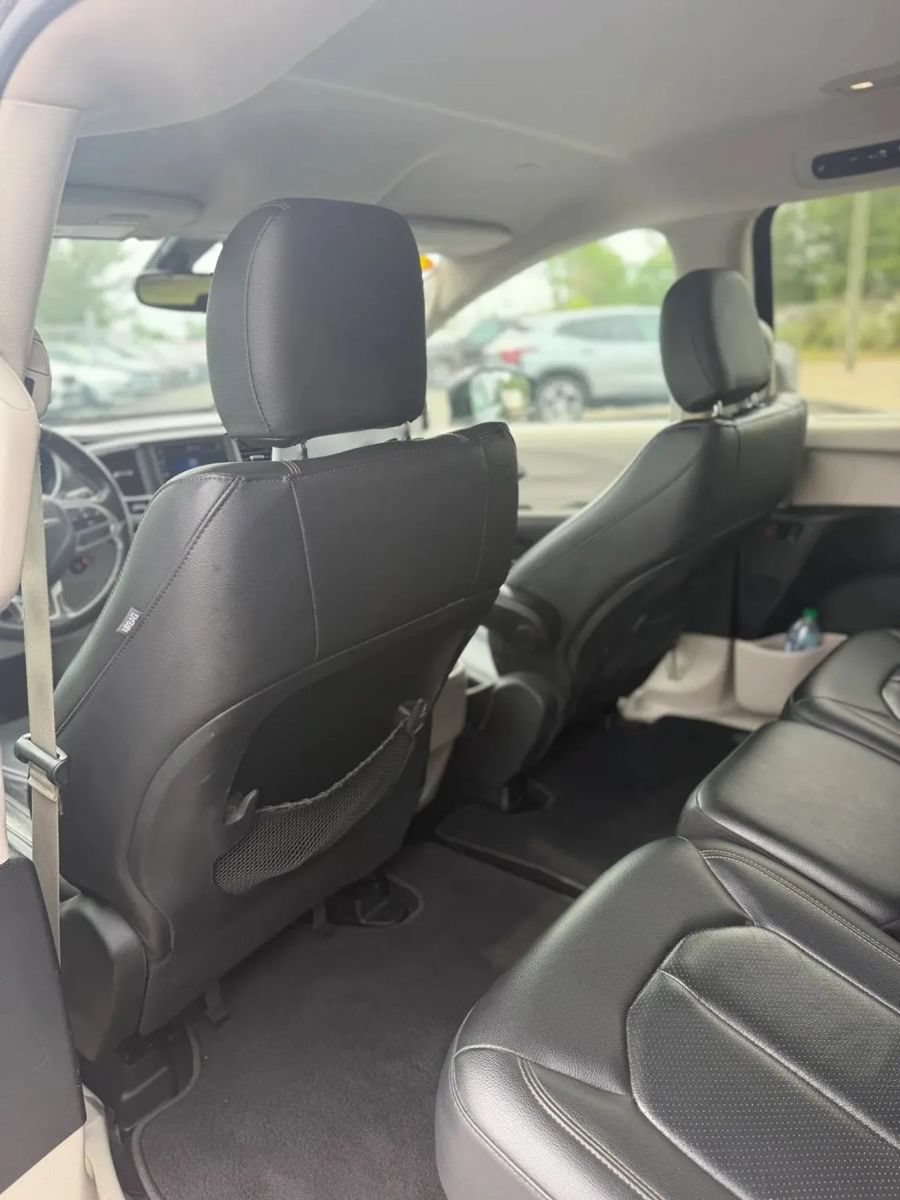 Used 2020 Chrysler Pacifica Touring-L FWD image 17