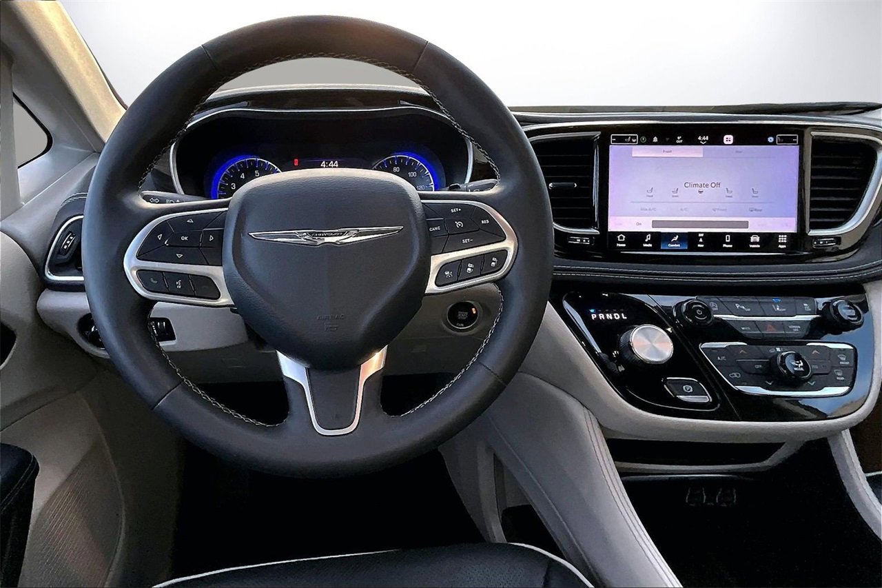 Certified 2023 Chrysler Pacifica Limited image 11