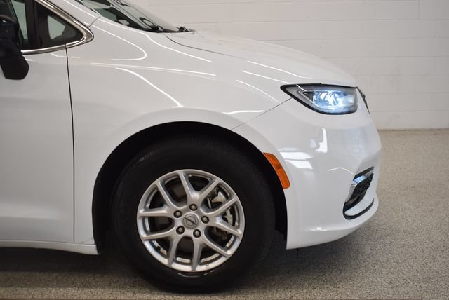 Used 2024 Chrysler Pacifica Touring-L FWD image 13