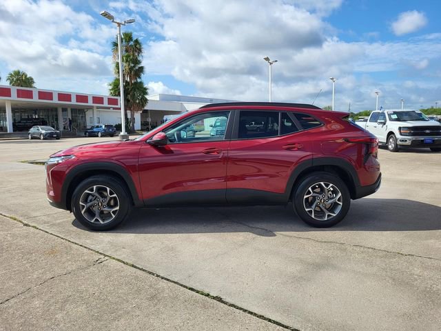 Used 2025 Chevrolet Trax LT FWD image 2