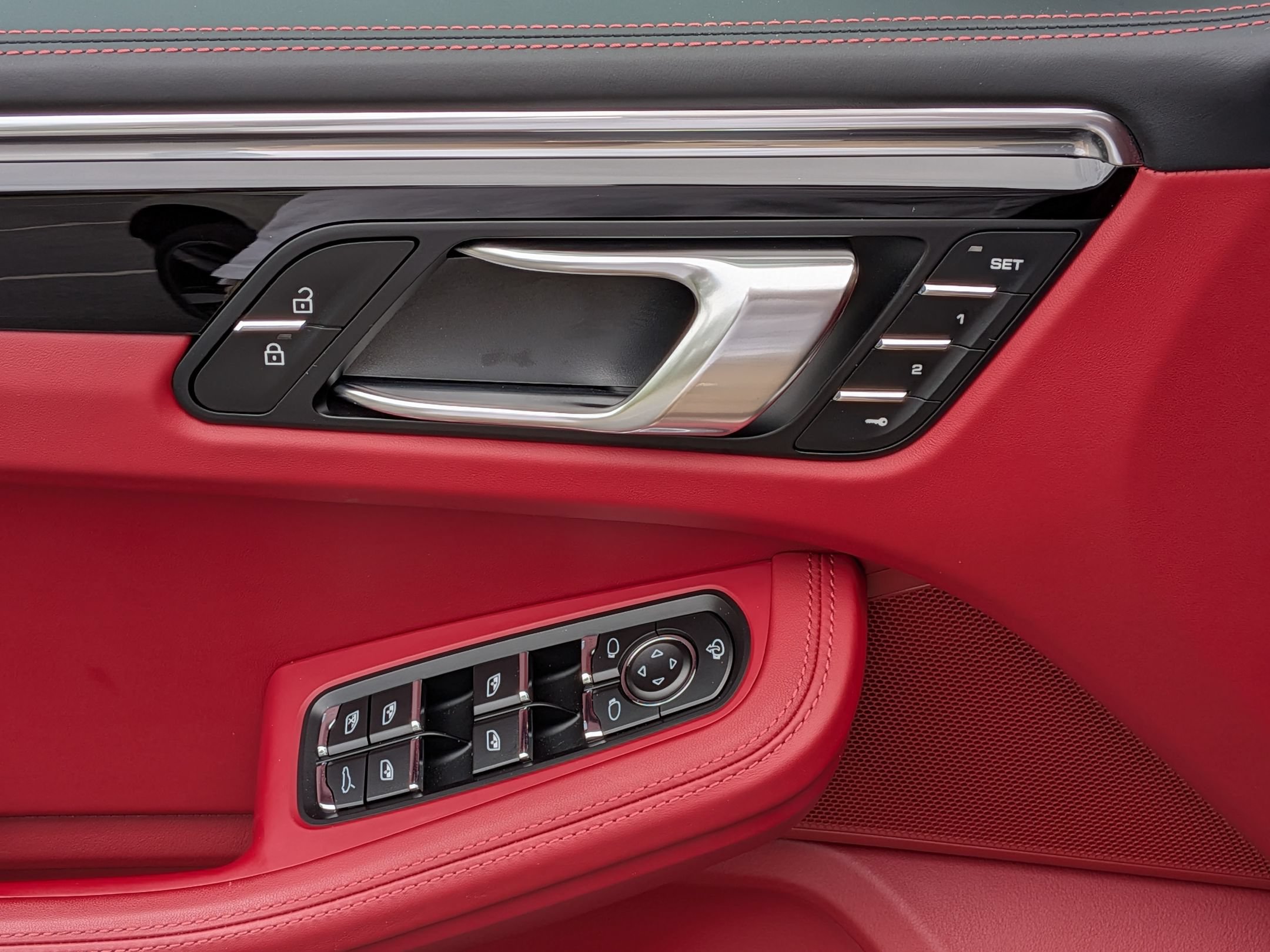 Certified 2025 Porsche Macan S AWD/4WD image 23