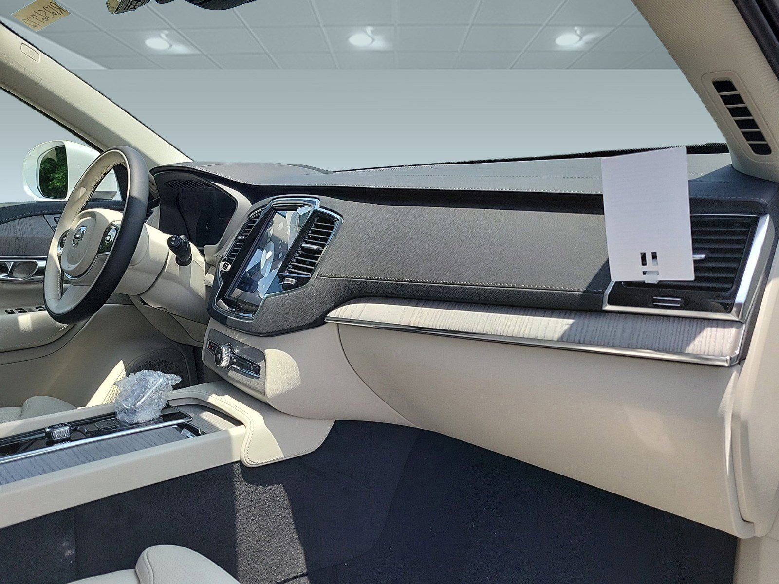 New 2024 Volvo XC90 T8 Ultimate w/ Protection Package Premier image 32