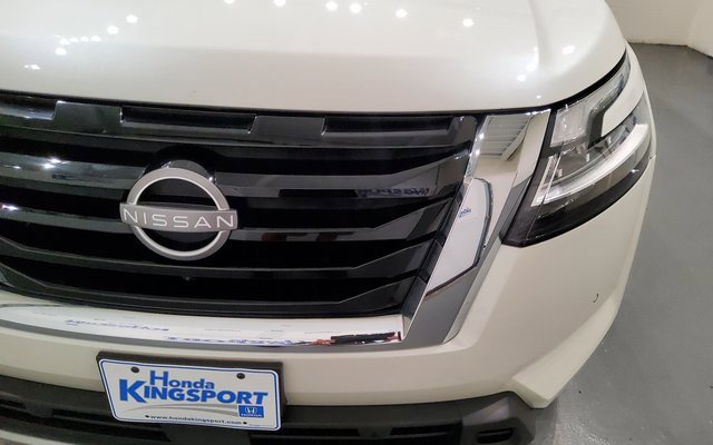Used 2024 Nissan Pathfinder Platinum image 11