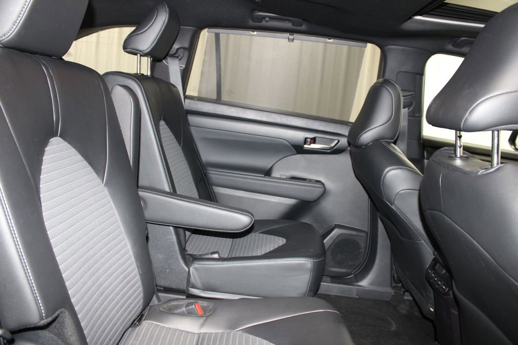 Used 2025 Toyota Highlander XSE image 32