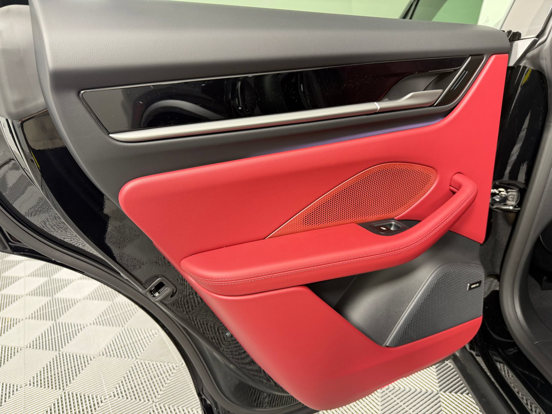 Certified 2026 Porsche Macan Electric RWD image 17