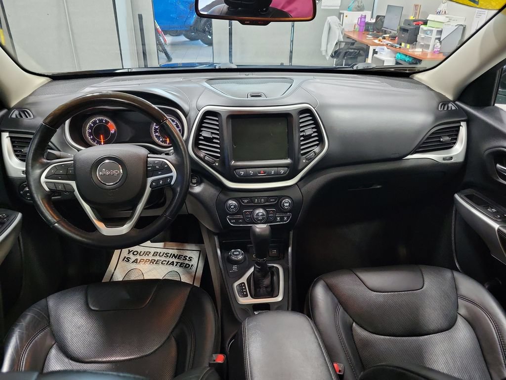 Certified 2018 Jeep Cherokee Overland w/ Technology Group AWD/4WD image 4